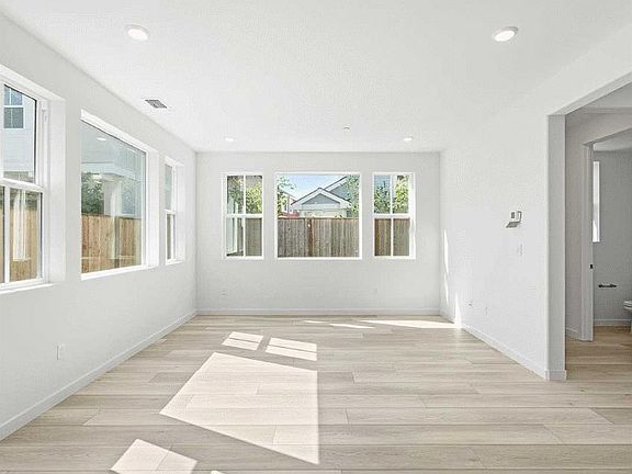 4th image of 305 Caulfield Ln
