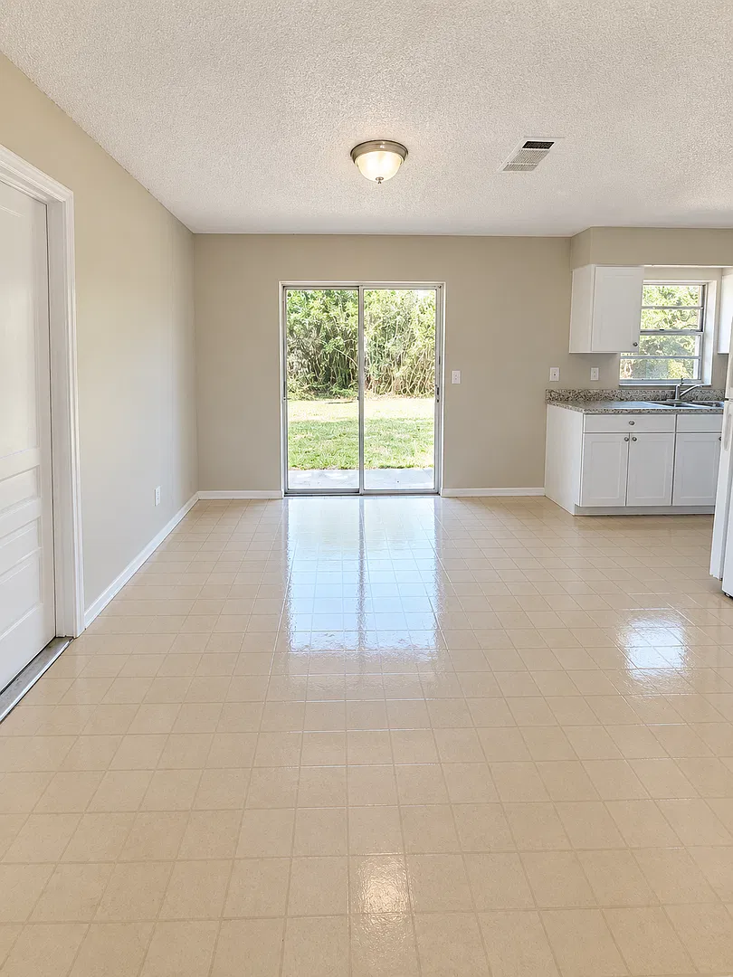 3 Bed 1 Bath Home with Single Car Garage | Washer/Dryer Hookups | Central Air | Pet Friendly | Se... — Photo 3