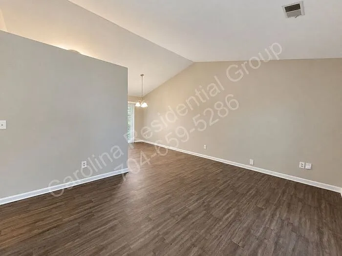 3 bed, 1.5 bath, 985 sqft, $1,695 — Photo 3