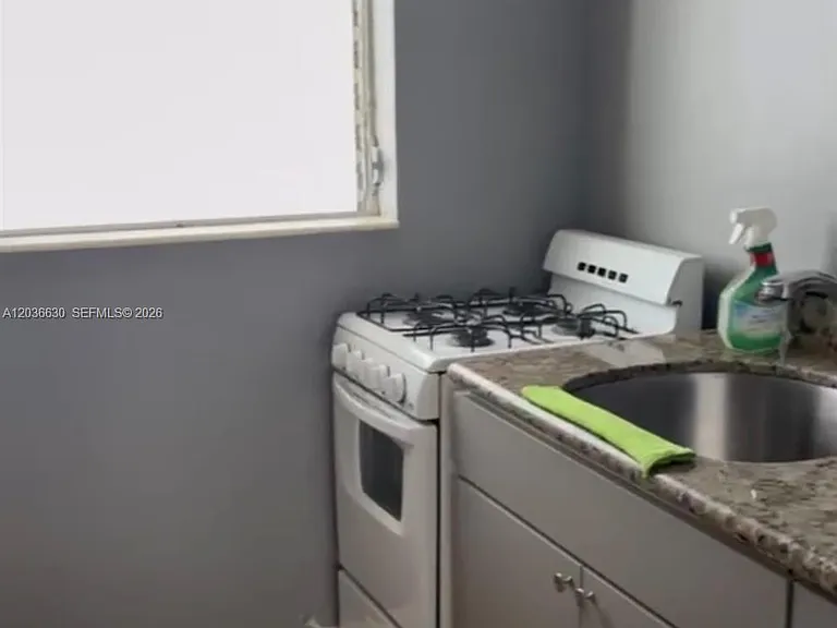 1611 West Ave #10 — Photo 2