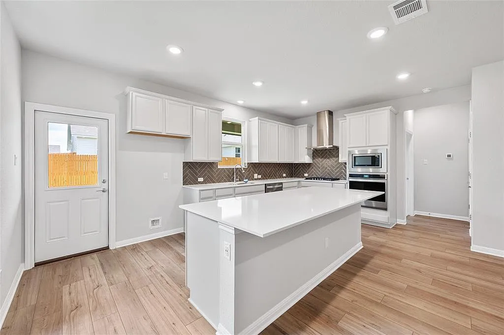 6 bed, 4.0 bath, 2904 sqft, $2,599 — Photo 4