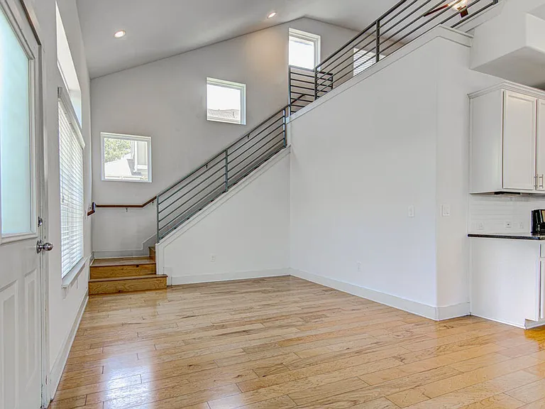 2117 Maxwell Ln — Photo 8