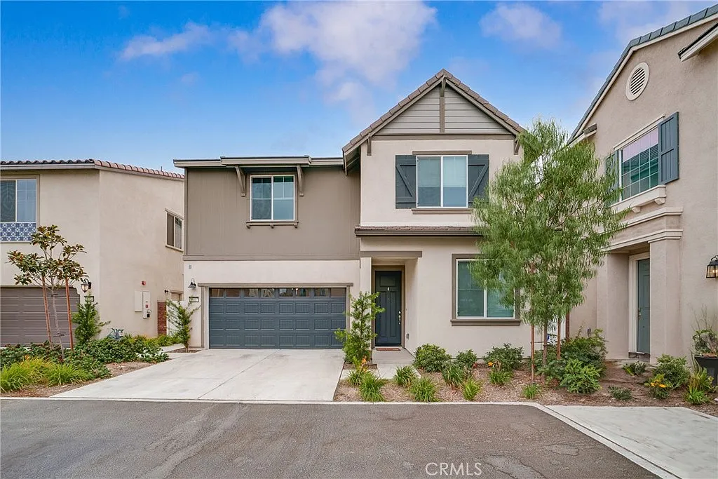 4 bed, 2.5 bath, 2182 sqft, $3,600 — Photo 2