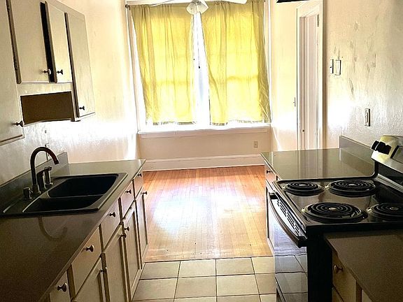 2nd image of 2253 Oak St #4