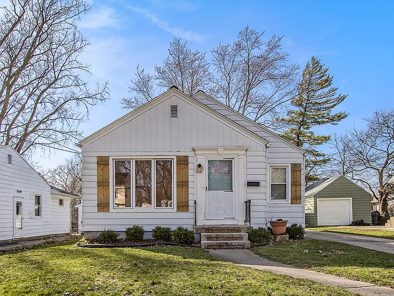 231 Woodside Dr NE — Photo 2