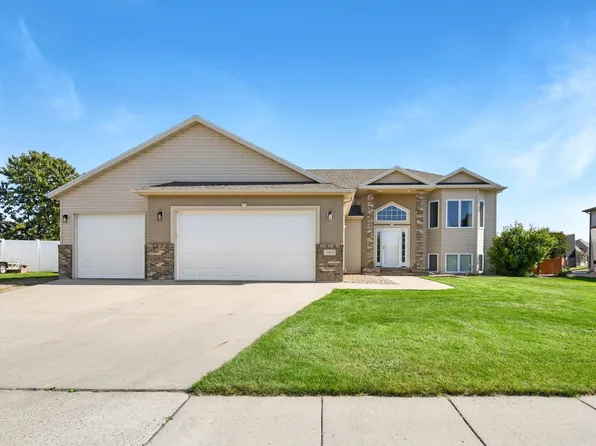 1060 Parkway Ln, West Fargo, ND 58078