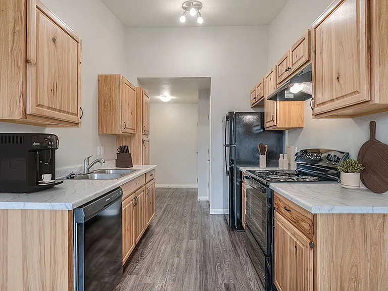 1,2,3-bedroom apartment homes close to everything! — Photo 13