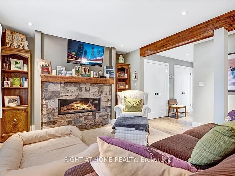 529 Simcoe St — Photo 10
