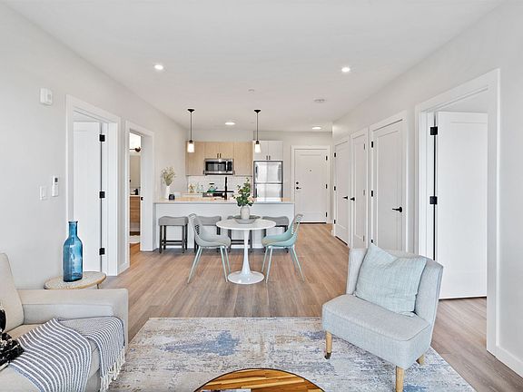4th image of 10-26 Somerset Ave #406