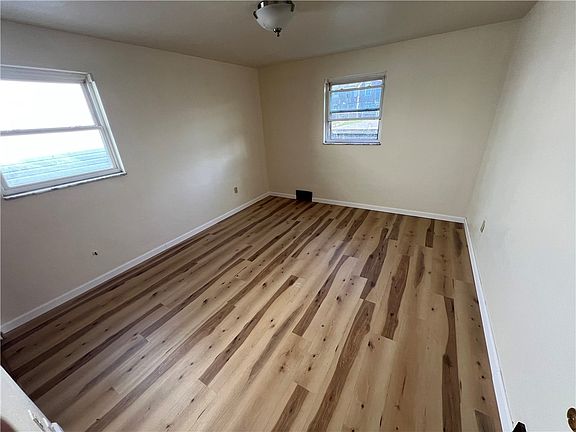 4th image of 140 Bausman St