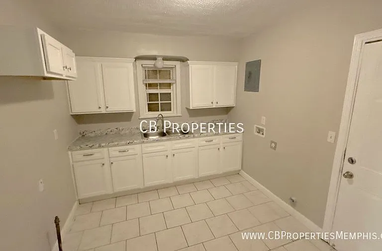 2370 Larose Ave — Photo 2