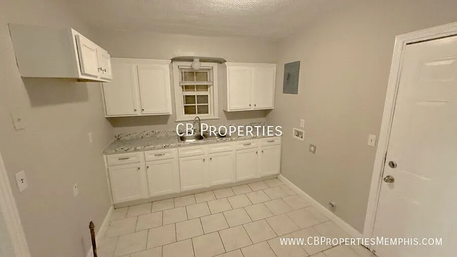Building Photo - 2370 Larose Ave