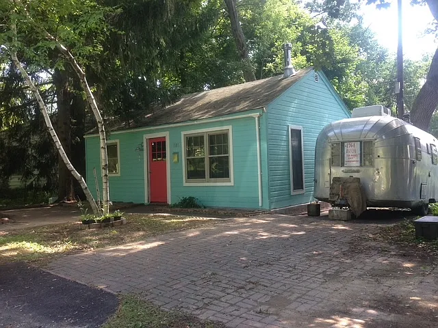 Free-standing Cottage with Driveway