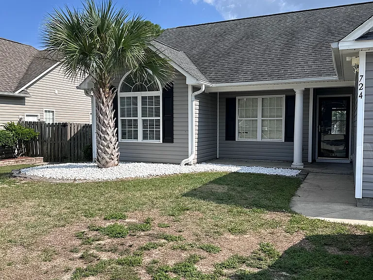 724 Hillside Dr — Photo 1