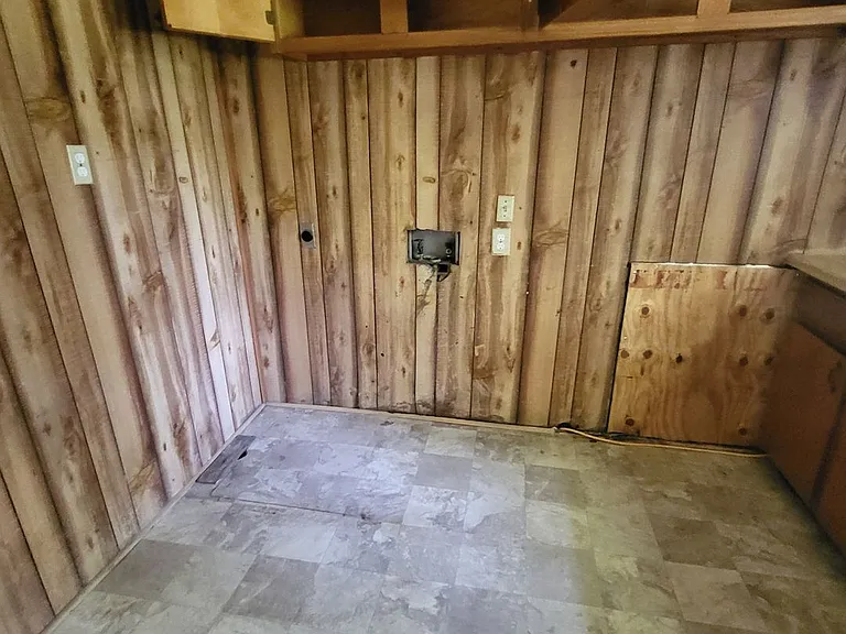 302 Larsen St — Photo 9