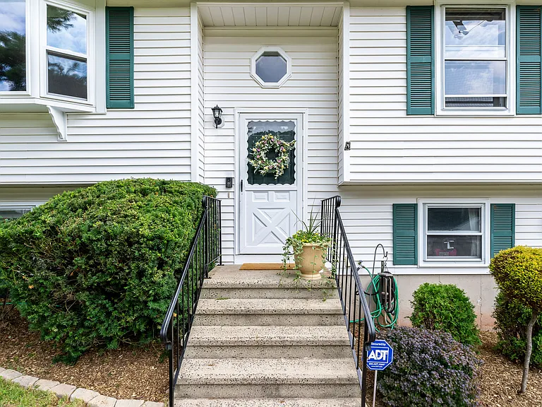 164 Tanglewood Dr — Photo 2