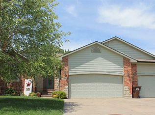911 Cedar Brook Cir, Mulvane, KS 67110