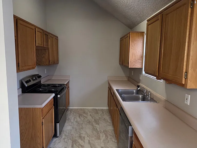 3242 N Virginia Ave — Photo 3