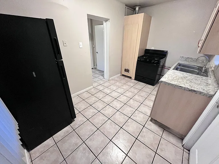 2620 N Stone Ave — Photo 1