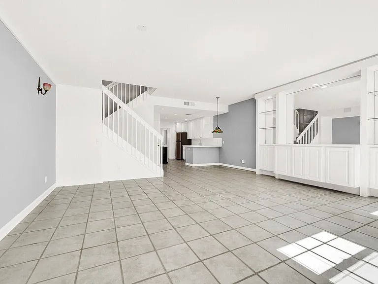 133 Wentworth Ct — Photo 2