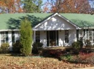 1910 Crystal Lake Ln, Hixson, TN 37343