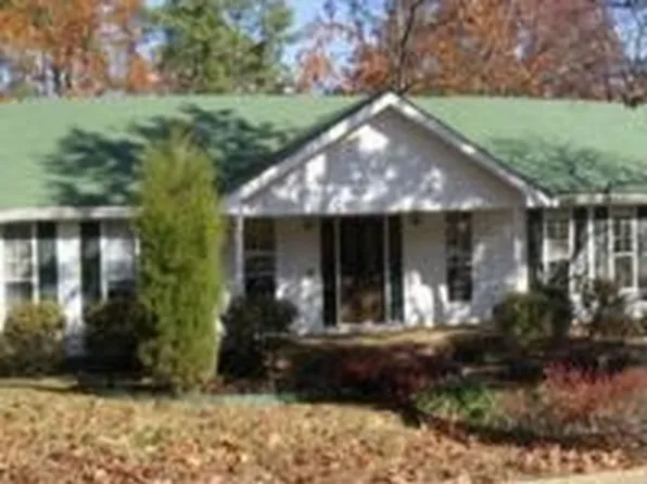 1910 Crystal Lake Ln, Hixson, TN 37343