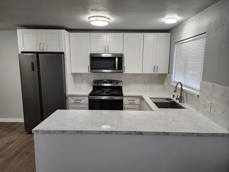 819 E 2nd St #1 — Photo 6