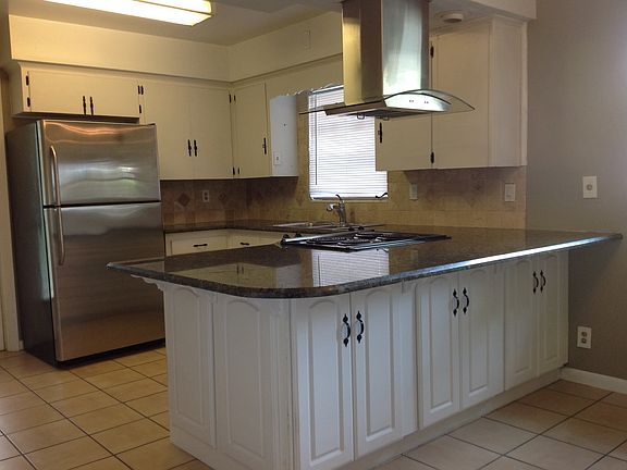 Bar and eat in kitchen area