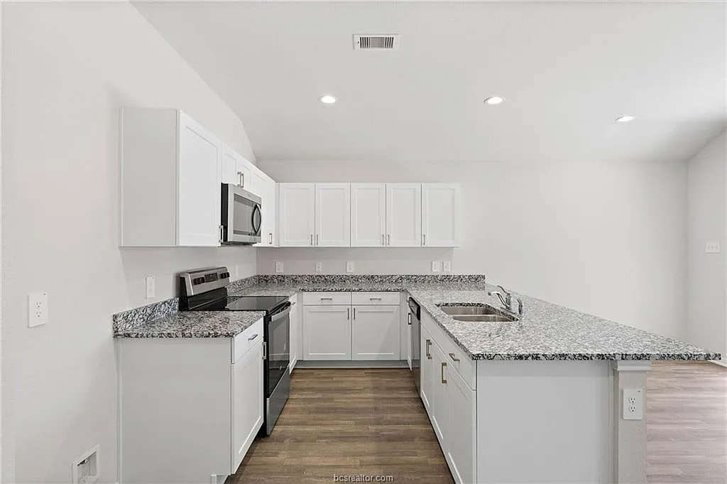 4 bed, 1658 sqft, $2,300 — Photo 4