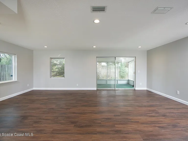 300 Amherst Ave — Photo 13
