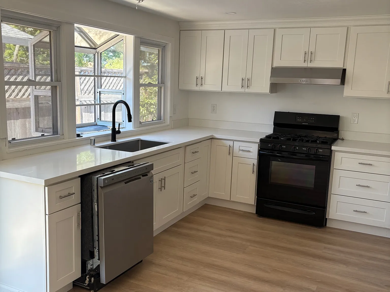 4 bed, 2.5 bath, 2104 sqft, $4,000 — Photo 3