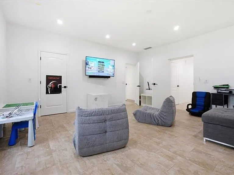 20100 NE 20th Ct — Photo 30