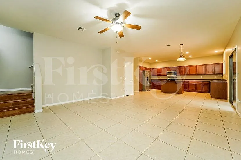 3 bed, 2.5 bath, 2422 sqft, $2,205 — Photo 3