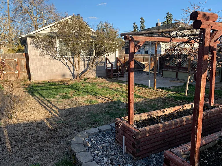 209 N Blue St — Photo 16