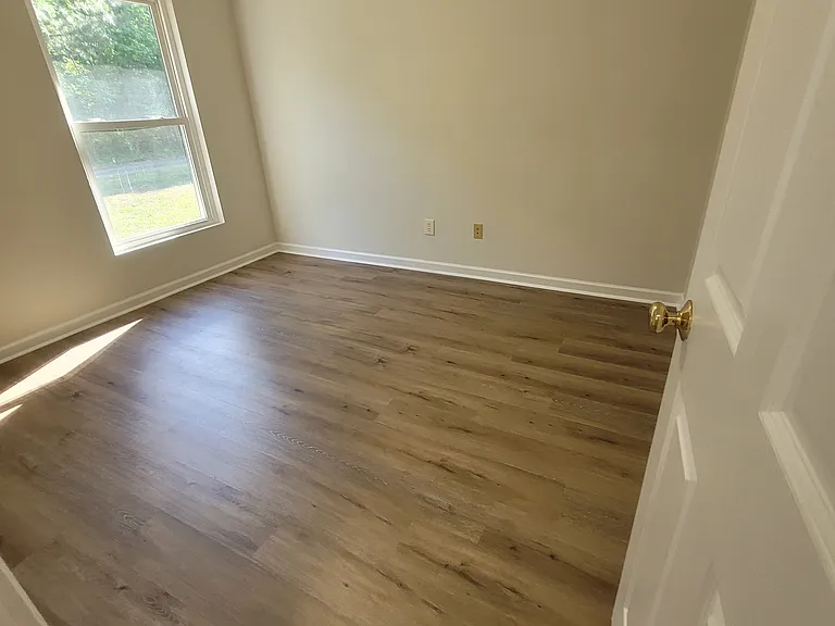1564 Windsor Rd — Photo 10