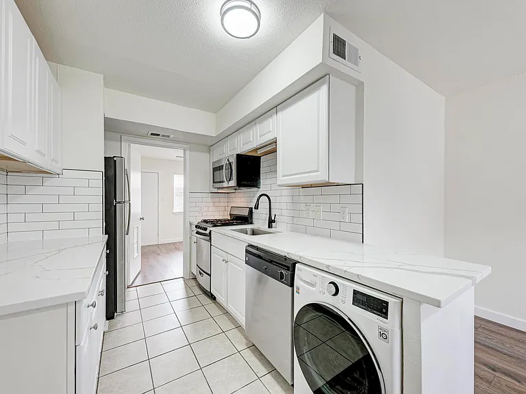 1010 W 23rd St #5 — Photo 13