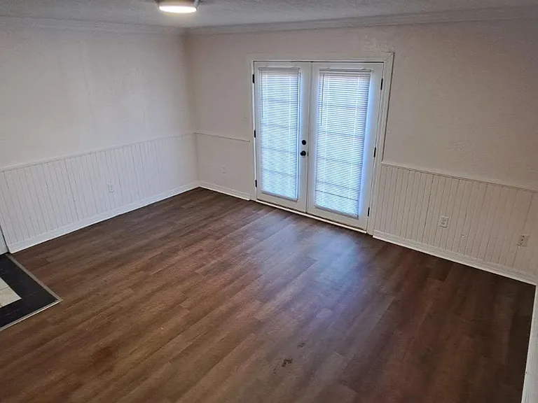 West Towne Apartments — Photo 8