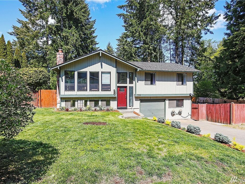 Beautifully landscaped corner lot, fully fenced and one of the largest lots in Eastwood