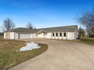 1646 Sir Lawrence Dr, Dixon, IL 61021