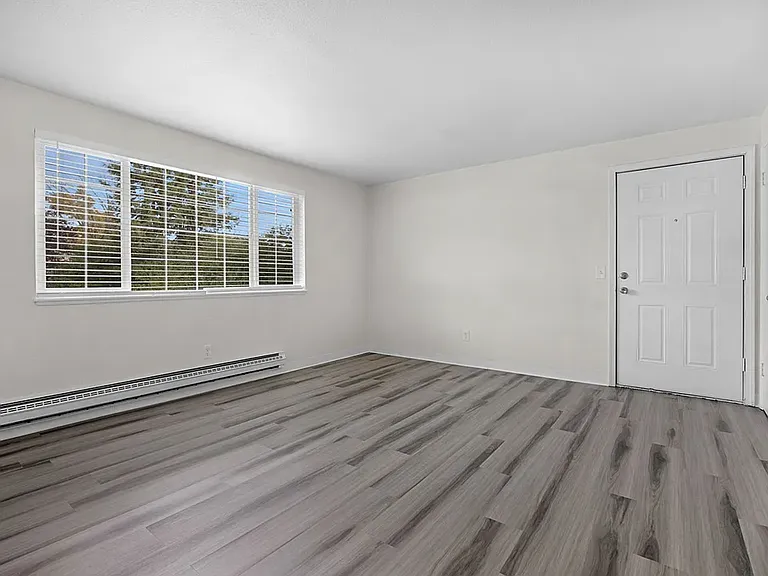 Esquire Apartments — Photo 18