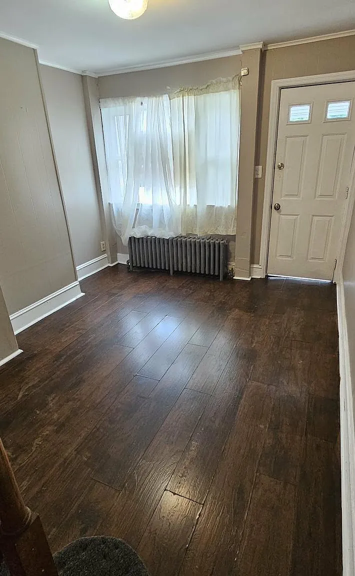 3 bed, 1.0 bath, 844 sqft, $2,000 — Photo 3
