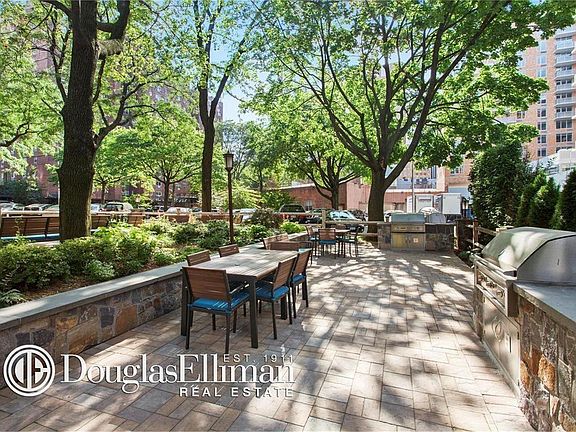 5th image of 175 Willoughby St APT 2E
