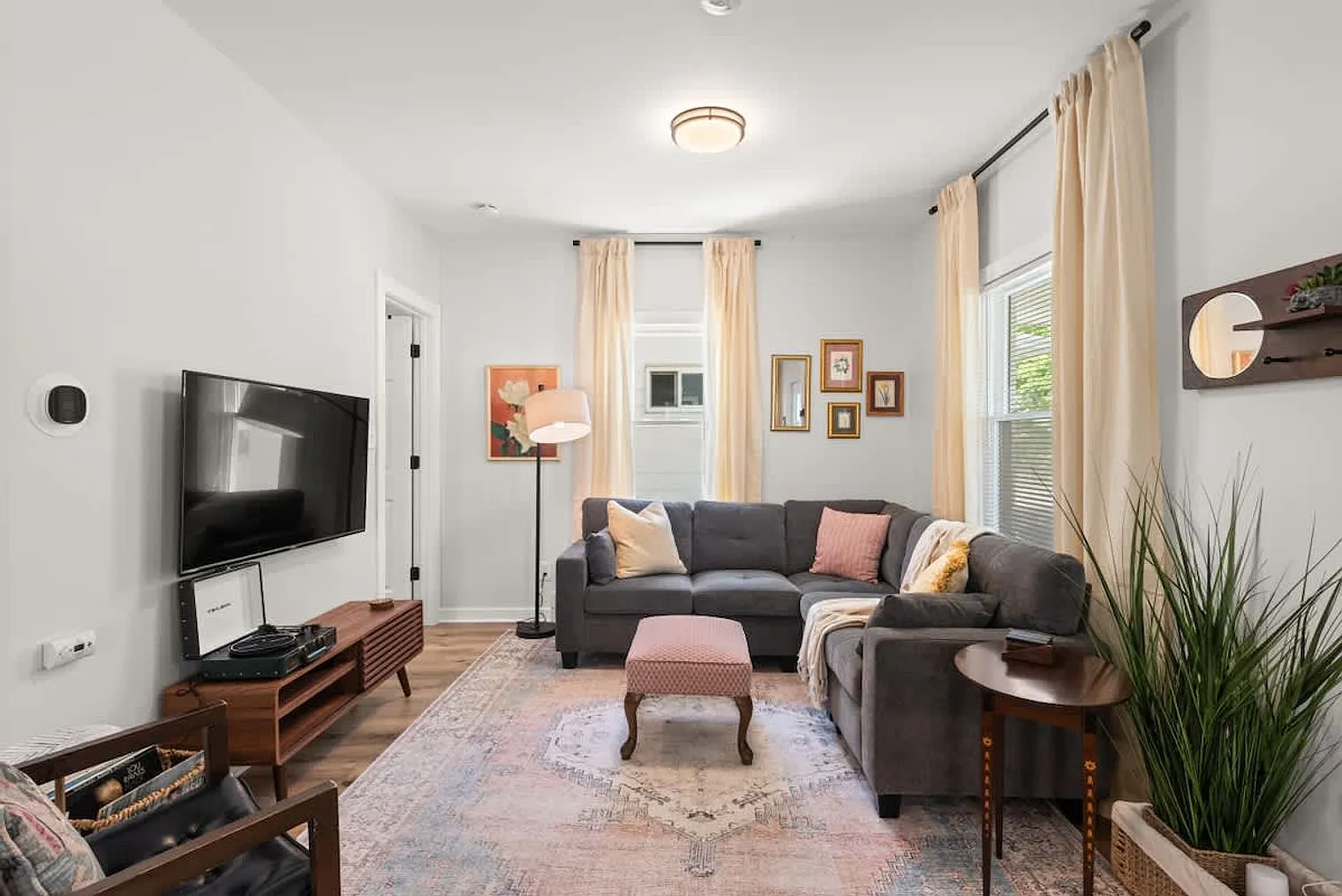 3 bed, 2.0 bath, 4057 sqft, $2,941 — Photo 1
