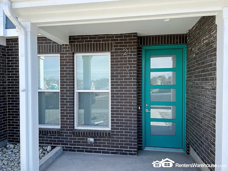 888 S Valentia St — Photo 3