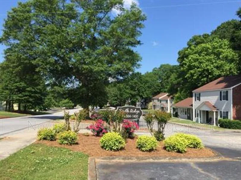 2 bed, 1.5 bath, 1050 sqft, $1,185 — Photo 2