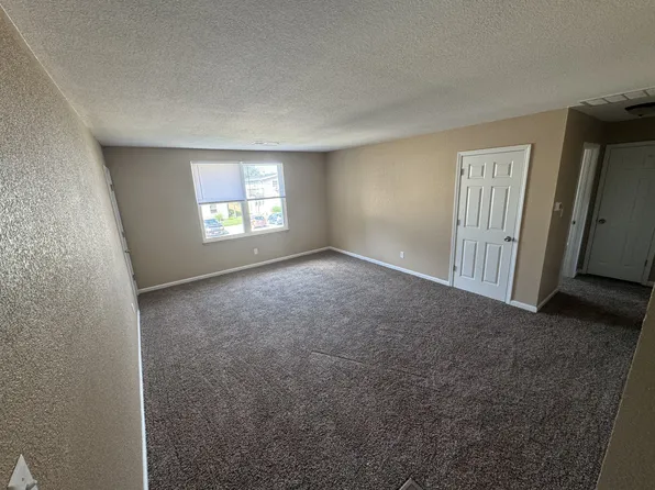2032 Westgate Dr #10, Pekin, IL 61554
