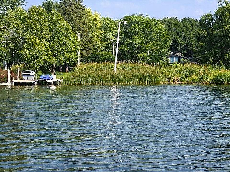 Private dock with 100 ft deeded lake access