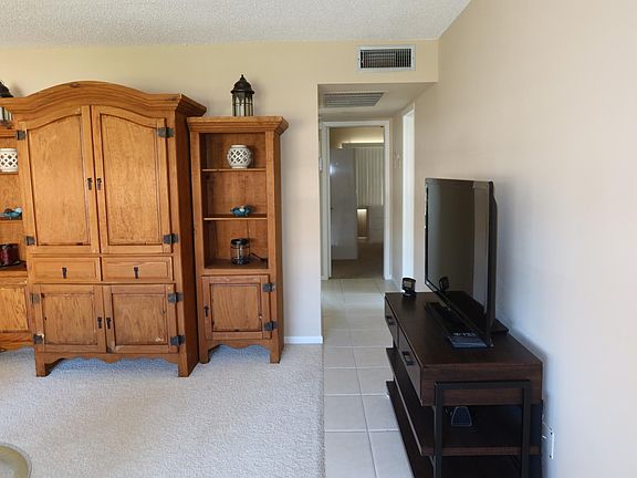 3rd image of 102 Brighton C