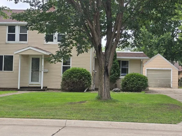 520 16th St, Windom, MN 56101