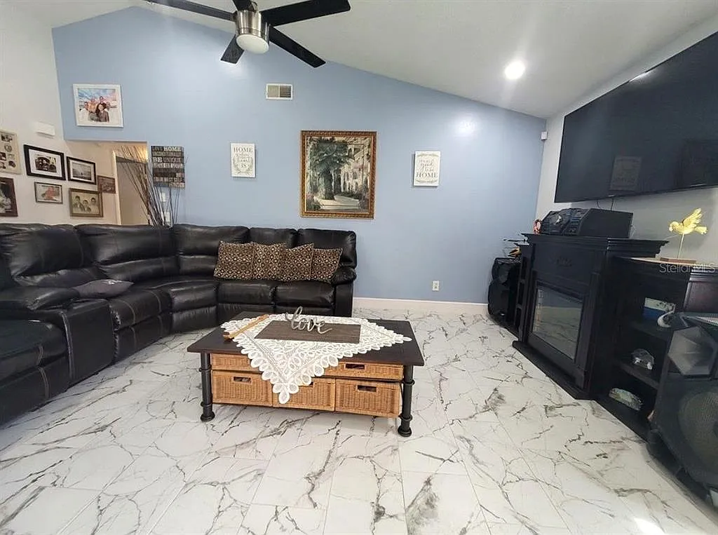 3 bed, 2.0 bath, 1280 sqft, $2,600 — Photo 3